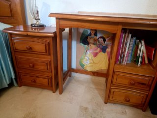 Habitación pino: cama, mesita, escritorio