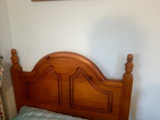 Habitación pino: cama, mesita, escritorio