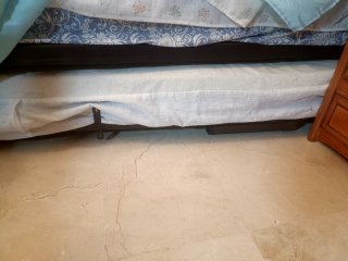 Habitación pino: cama, mesita, escritorio