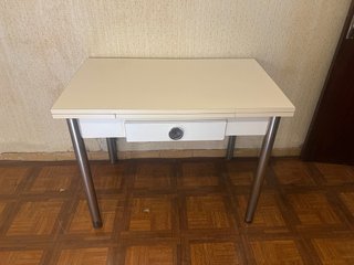 Mesa de cocina blanca con dos sillas pequeñas