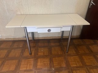 Mesa de cocina blanca con dos sillas pequeñas