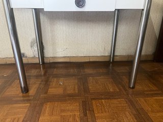 Mesa de cocina blanca con dos sillas pequeñas