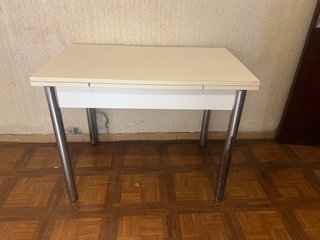 Mesa de cocina blanca con dos sillas pequeñas
