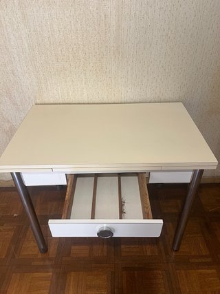Mesa de cocina blanca con dos sillas pequeñas