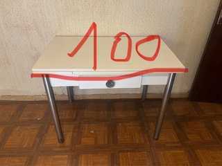Mesa de cocina blanca con dos sillas pequeñas