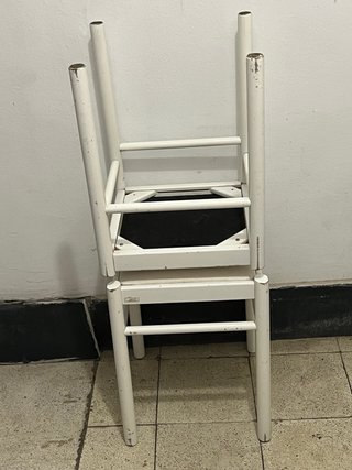 Mesa de cocina blanca con dos sillas pequeñas
