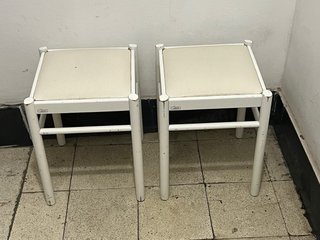 Mesa de cocina blanca con dos sillas pequeñas