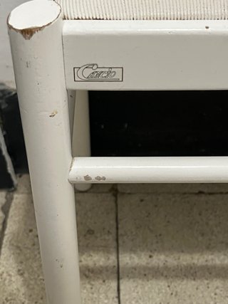 Mesa de cocina blanca con dos sillas pequeñas