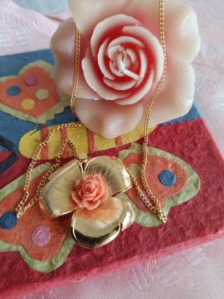 Colgante con Flor Dorada