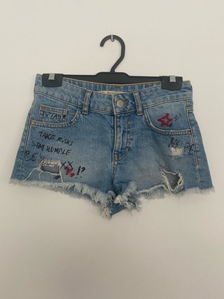 Short vaquero Bershka con dibujos