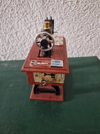 Caja de música máquina de coser vintage