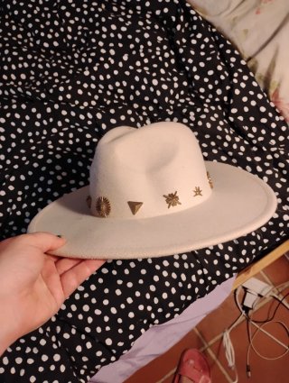 Sombrero Cowboy Blanco con Tachuelas Doradas