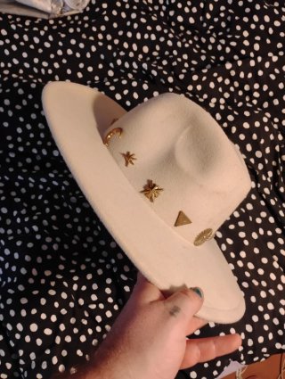Sombrero Cowboy Blanco con Tachuelas Doradas