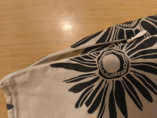 Falda midi Benetton flores blanco y negro