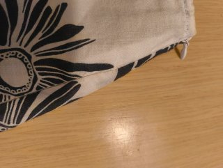 Falda midi Benetton flores blanco y negro