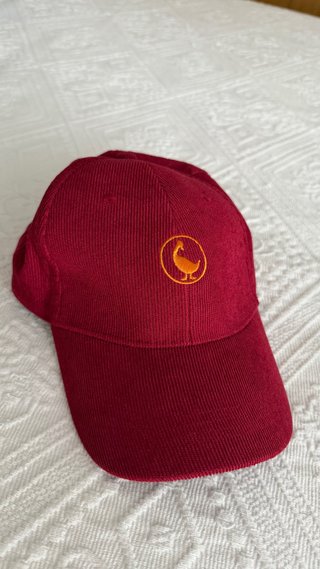 Gorra de pana roja