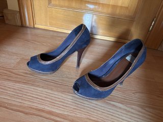 Zapatos de ante azul marino con tacón