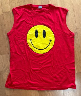Camiseta sin mangas roja con cara sonriente