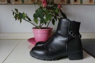 Botines Negros mate&satinado con Detalle de Cadena