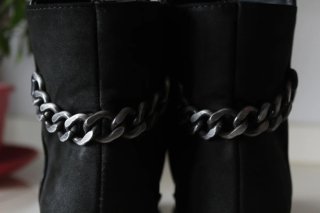 Botines Negros mate&satinado con Detalle de Cadena