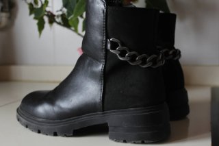 Botines Negros mate&satinado con Detalle de Cadena