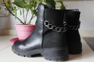 Botines Negros mate&satinado con Detalle de Cadena