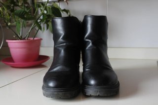 Botines Negros mate&satinado con Detalle de Cadena