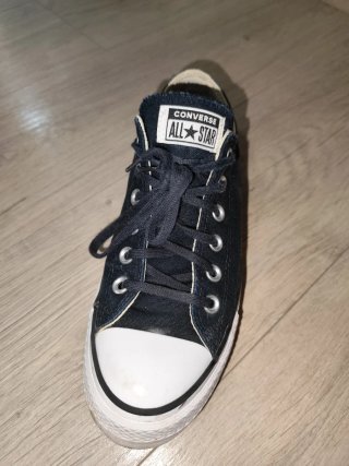 Sapatilhas Converse pretas e brancas