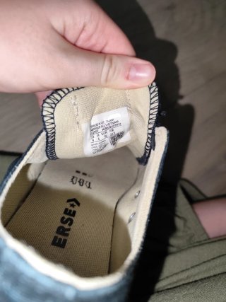 Sapatilhas Converse pretas e brancas