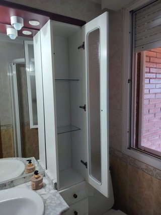 Mueble de baño con lavabo y espejo