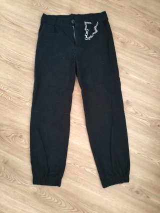 Pantalones negros con cadena