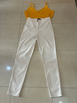 Conjunto de Top Amarillo y Pantalón Beige