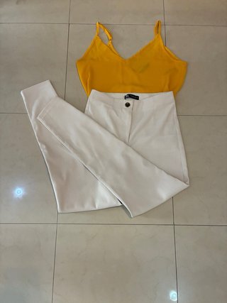 Conjunto de Top Amarillo y Pantalón Beige