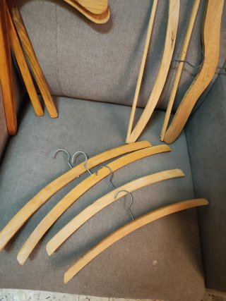 Lote de perchas de madera antiguas
