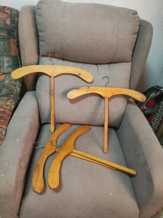 Lote de perchas de madera antiguas