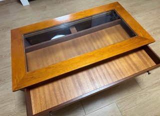 Mesa de centro de madera con cristal