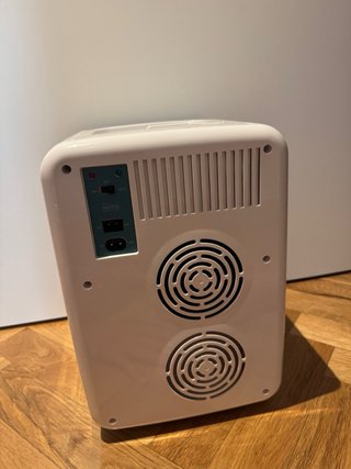Nevera portátil compacta