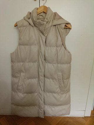 Chaqueta acolchada sin mangas con capucha