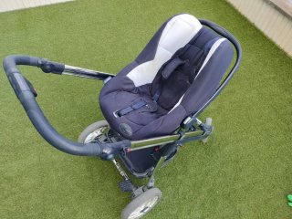 Carrito de bebé azul y blanco