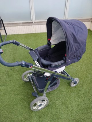 Carrito de bebé azul y blanco
