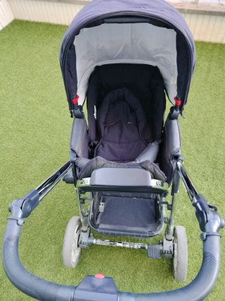 Carrito de bebé azul y blanco