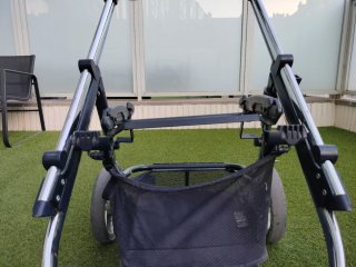 Carrito de bebé azul y blanco