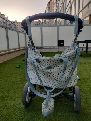 Carrito de bebé azul y blanco