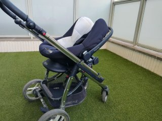 Carrito de bebé azul y blanco