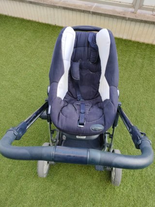 Carrito de bebé azul y blanco