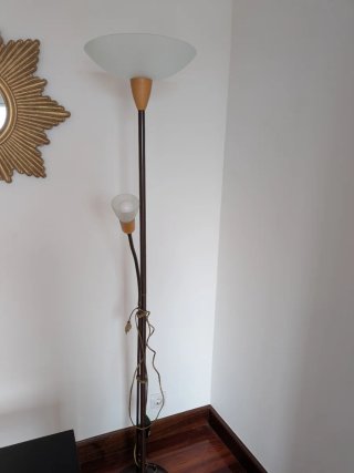 Lámpara de pie con foco orientable