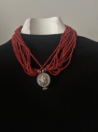 Collar de Cuentas Rojas con Colgante