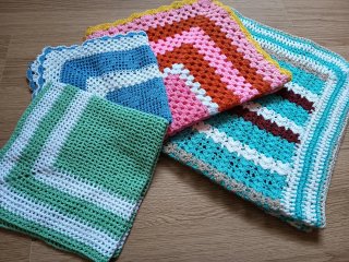 Lote 4 mantitas cuadrantes tapetes crochet vintage