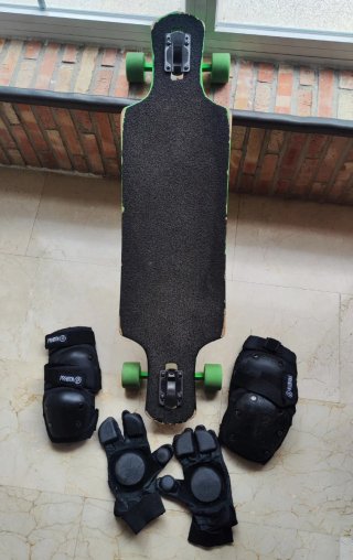 Longboard Globe con Protecciones