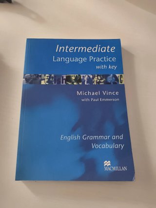 Libro Intermediate Language Practice.